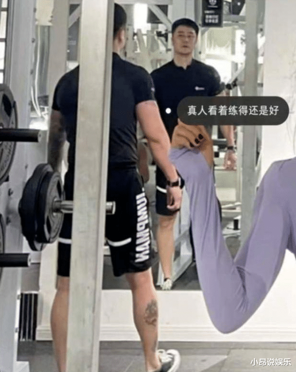 龚俊|蒋劲夫现身电脑城挑手机，满身大汗衣服被浸湿，花臂瞩目如社会人