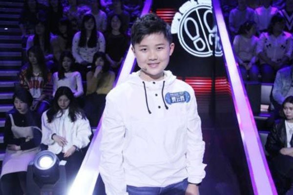 贾云哲|“紫薇儿子”已23岁，靠注射激素身高1米6，童颜依旧成潘长江第二