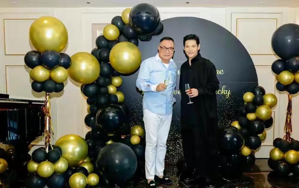 加菲猫说时尚|向佐庆生高调晒全家福!与伊能静亲密合影,女儿正脸似郭碧婷翻版,太可爱