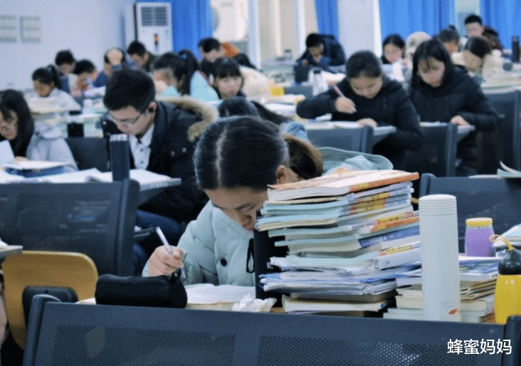 蜂蜜妈妈|二本生扎堆考研,初试通过却经常复试“被刷”,最好听下导师建议