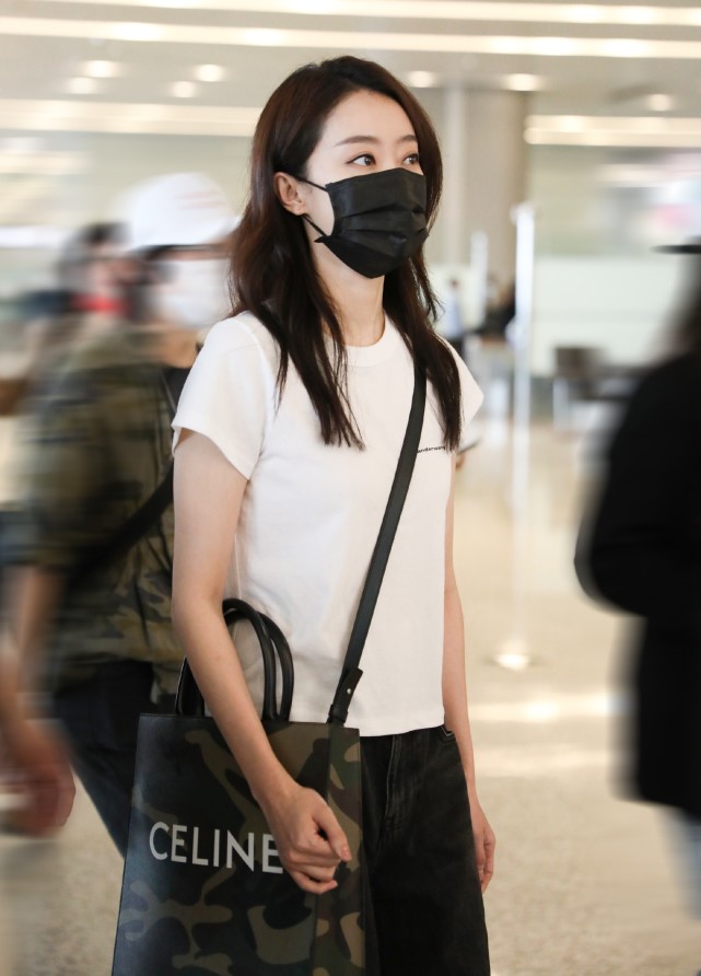 时尚穿搭潮我看|烂大街的白T恤配黑裤子,张小斐穿出个性洋气,好气质功不可没