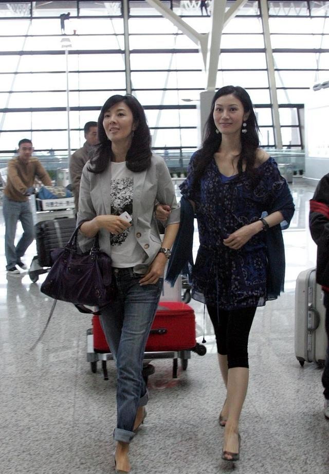 美人哒|李嘉欣的时尚真另类，穿碎花裙配条五分打底裤，幸好气质撑住了