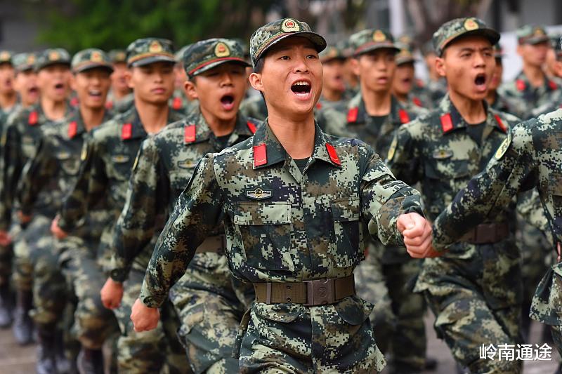 李政宰 体重较大的青年，去当兵怎么样？努力的人成为了帅哥！