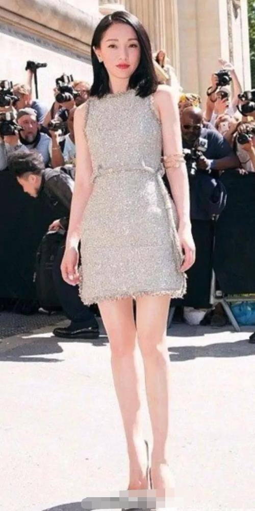 周迅|周迅走机场不摆拍，披头散发穿“大妈T恤”，赶飞机的样子很真实