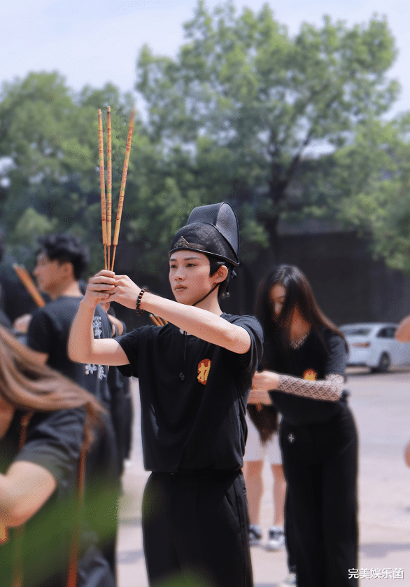 |当年割破手指痛哭的小鲜肉，竟然拍戏了，网友：手指还在吗？