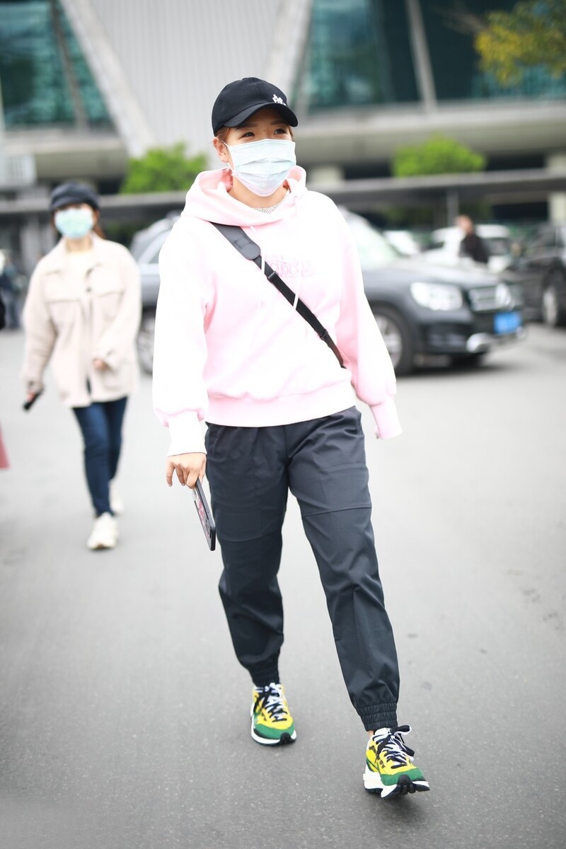 大表姐的时尚圈|刘诗雯日常造型很养眼，条纹T恤+运动裤舒适时髦，这样穿甜美可爱