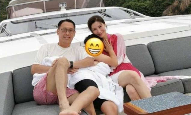 李嘉欣|李嘉欣和儿子共浴，穿透视装一起逛街，家长注意儿大避母不是说说