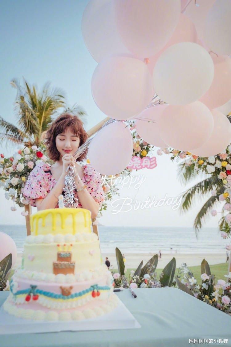 刘芮麟|毛晓彤晒海边生日照，穿花粉裙子甜美出镜，低眸浅笑幸福感满满