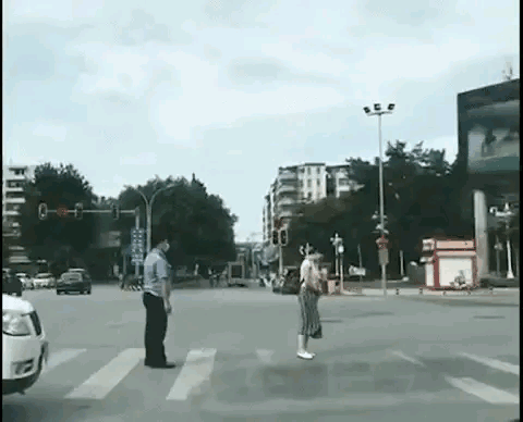 微风执杯煮酒论自然 生活多艰，自有爱同行，催人泪下的十五个感人瞬间