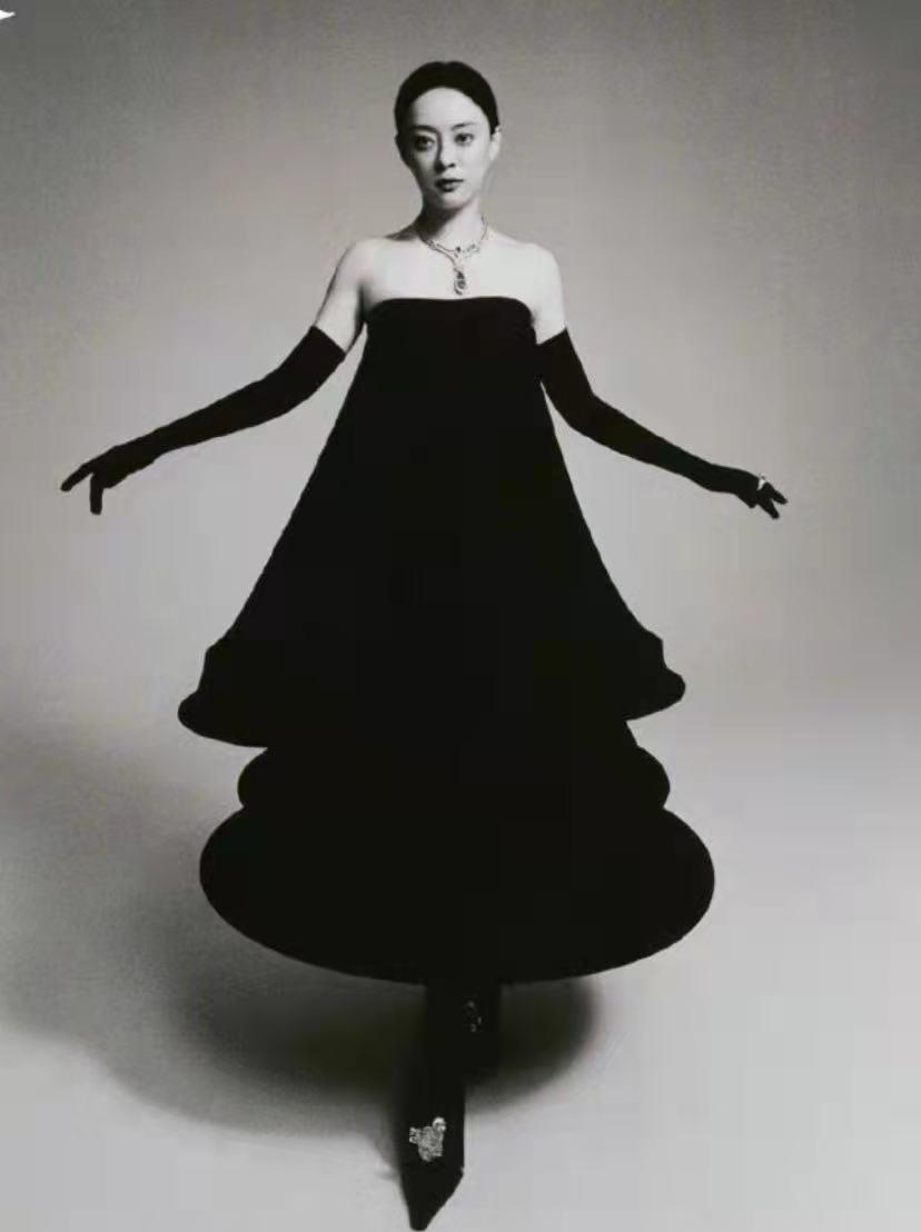 孙俪|被孙俪的穿搭圈粉了，雪纺上衣+黑色裤子，优雅还高级