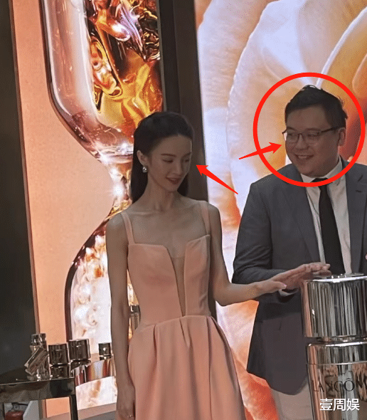 金晨|金晨现身活动捞金,男嘉宾的眼神亮了,网友:眼睛没离开过!