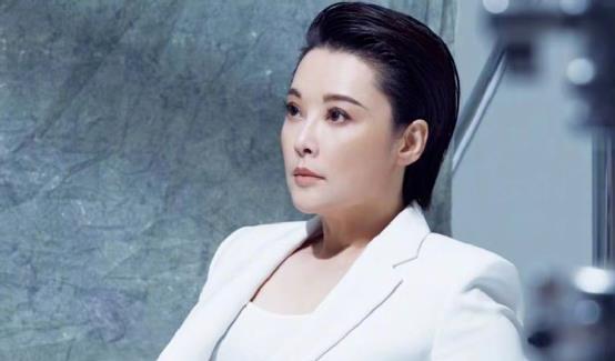 袁立|3段婚姻4段情，让富豪苦等12年的她，最终嫁给了小11岁穷诗人