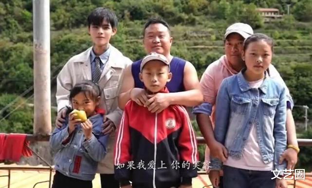 殷世航|殷世航逛街被男友人牵手搂怀里，小鸟依人回眸一笑很可爱，被调侃像小崽子