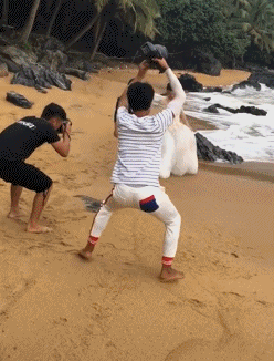 |“姑娘，在办公室千万要注意坐姿，被领导发现了会很尴尬”