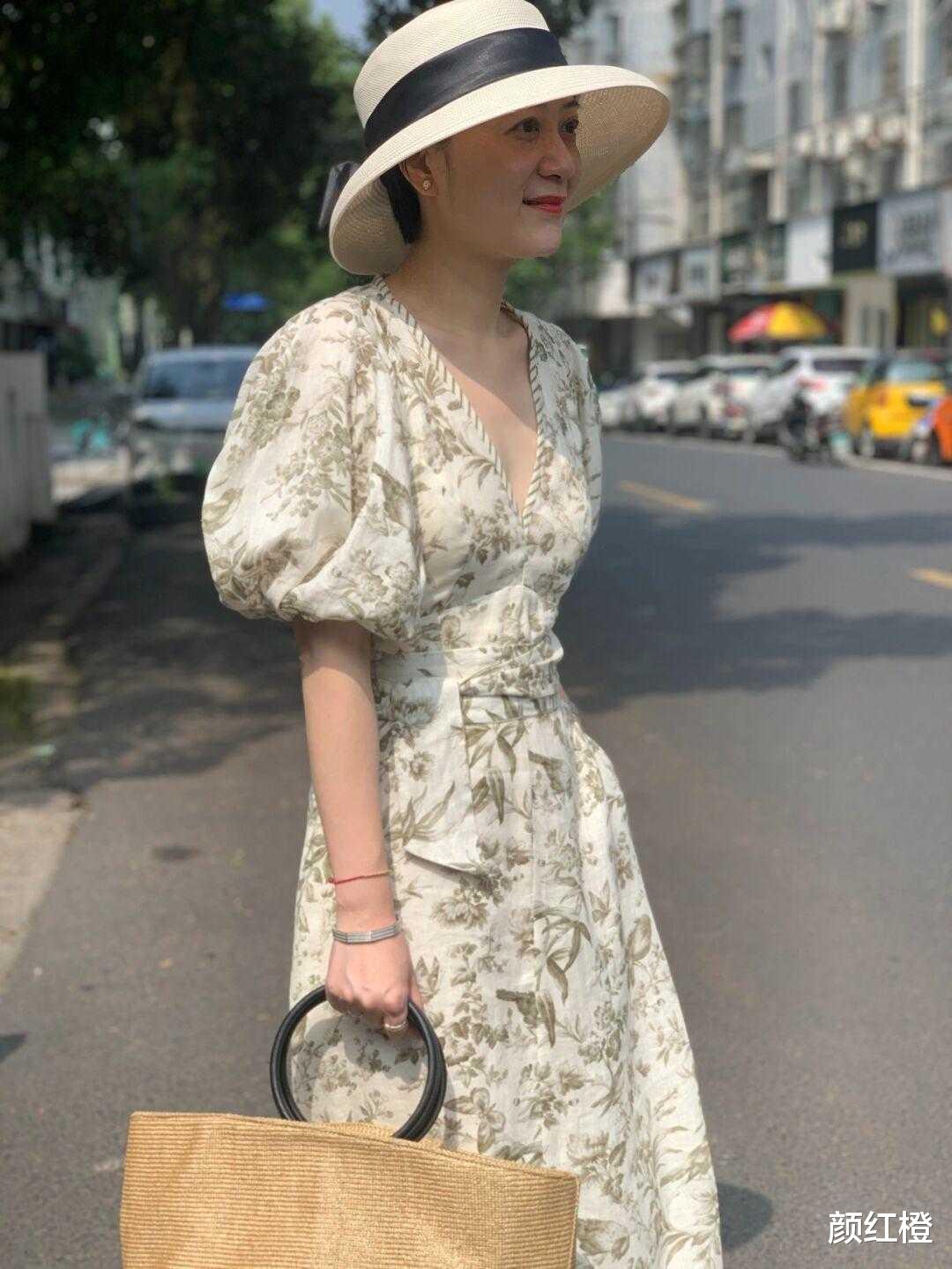 颜红橙|早秋不要乱穿衣,一袭碎花连衣裙温柔又大气,适合奔四奔五的女性