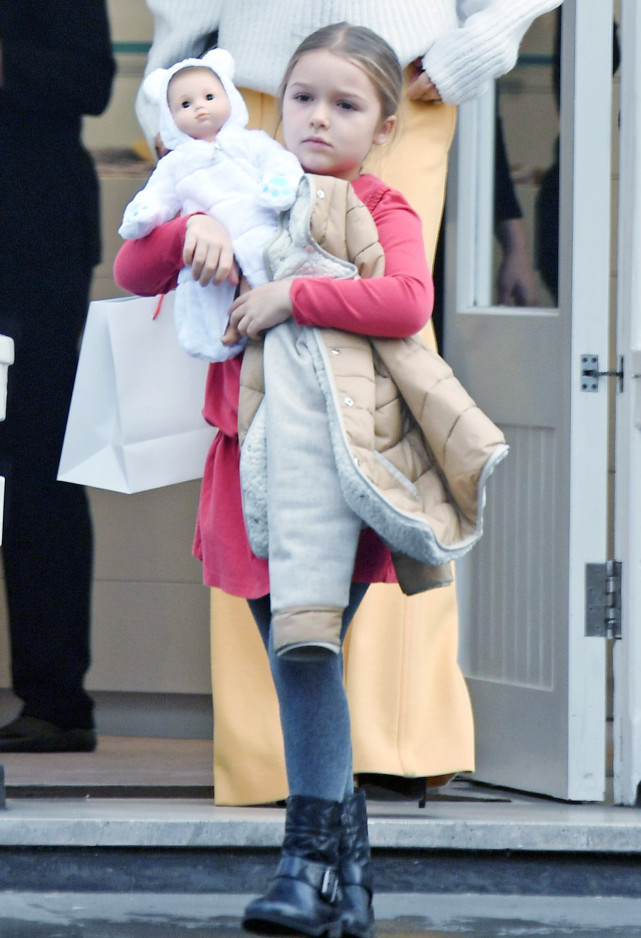 哈珀·贝克汉姆|贝克汉姆女儿发育失控？不满10岁小七开心跳舞，身材显早熟