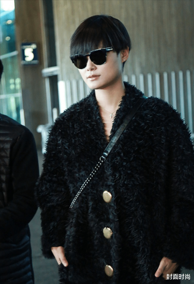 李宇春|37岁的李宇春,有歌坛大姐大的气势,穿羊羔毛配卫衣气场都这么足