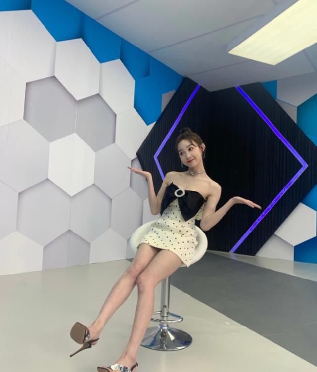 李子璇|李子璇的“绿茶坐”火了，看她双腿怎么放，贼显腿长