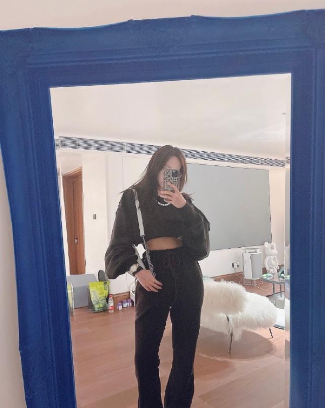 范冰冰|程潇在客厅晒自拍，身后的“大黄袋”抢镜，网友：你可是女明星啊