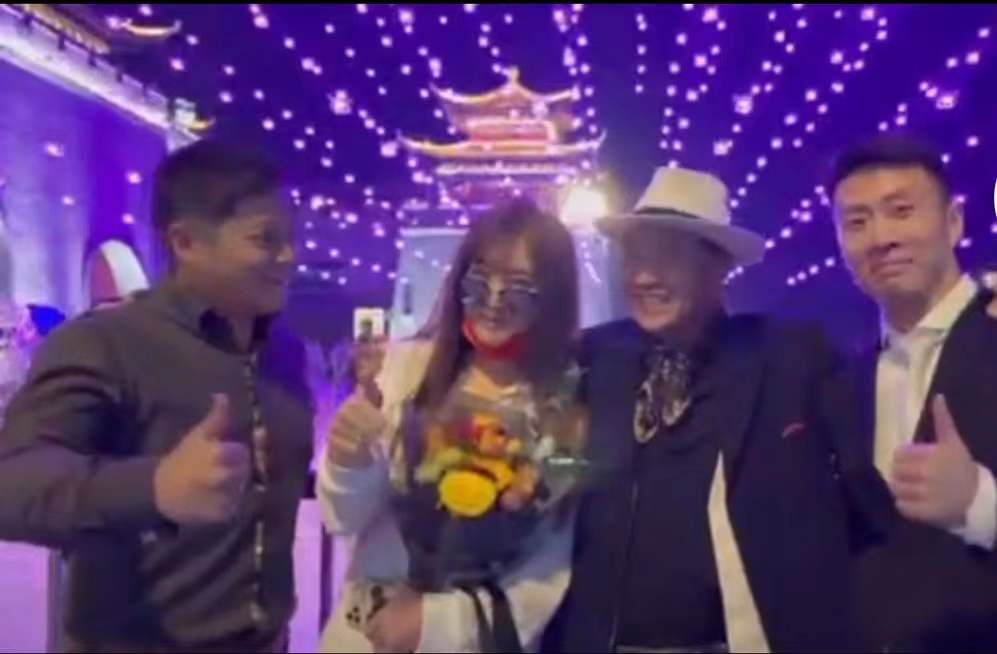 杨洋|64岁万梓良当众按头亲吻女性，还紧搂对方不撒手，女方表情显淡定