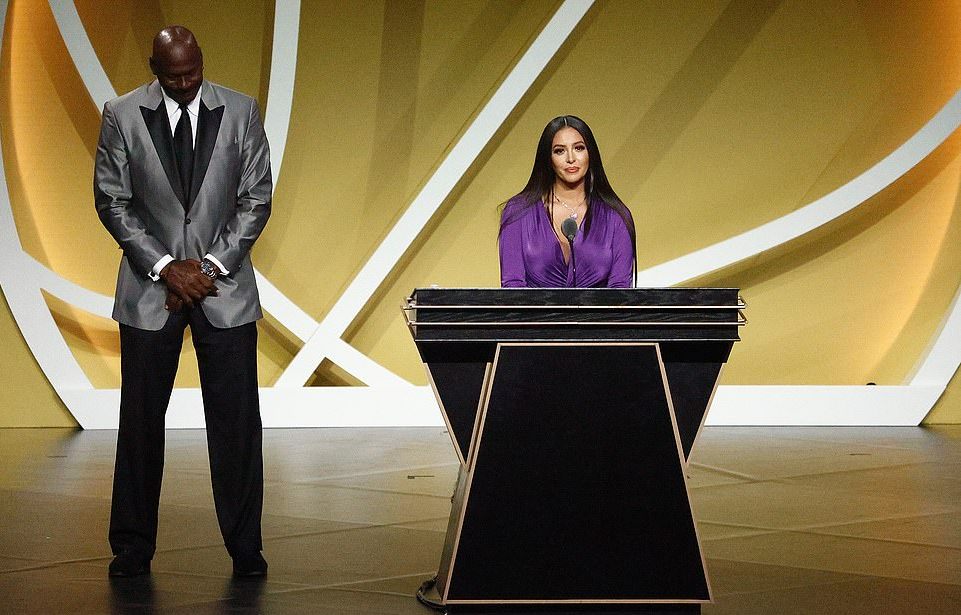 科比·布萊恩特|科比妻子名人堂發(fā)言讓人淚奔！穿低胸紫裙亮相好驚艷，喬丹親吻她