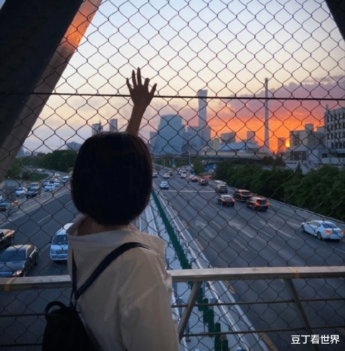 华晨宇|央视最帅男主播跳楼死亡!妹妹深夜流泪发文:一直未走出伤痛