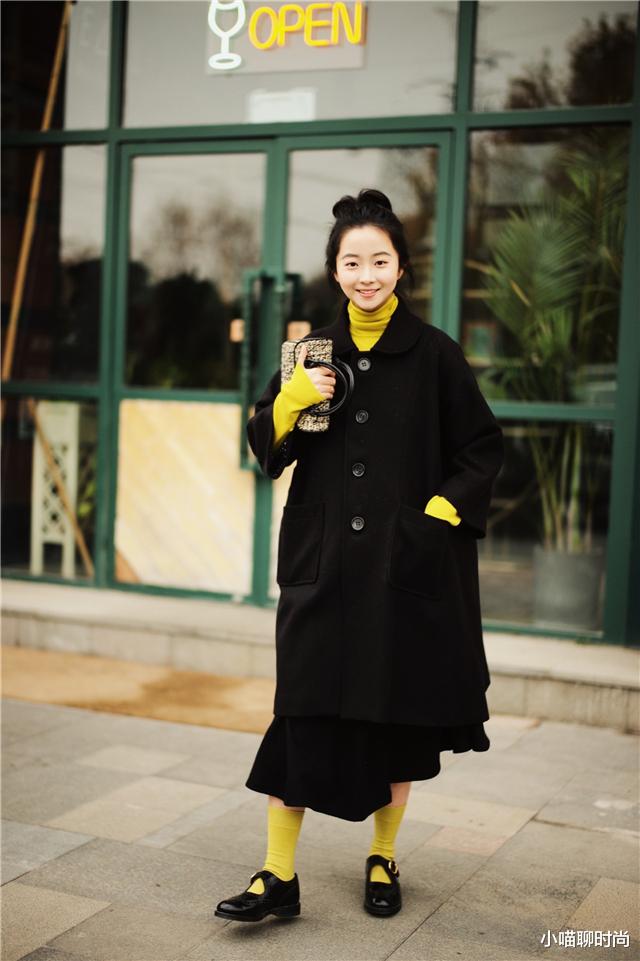 小喵聊时尚 秋冬穿大衣时,尽量少配打底裤!看看这几种搭配,时髦保暖更高级