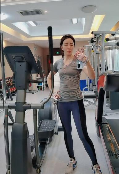 李思思|央视主持李思思晒健身照，紧身衣下秀完美身材，却因穿耐克被骂惨