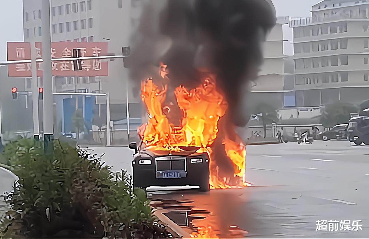 超前娱乐 湖南一辆接亲的劳斯莱斯疑似自燃,司机眼睁睁看其烧成“火车”!