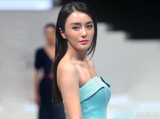 权志龙|秦岚走秀旧照被翻出,穿低领装身形饱满,脖颈纹太深引起热议