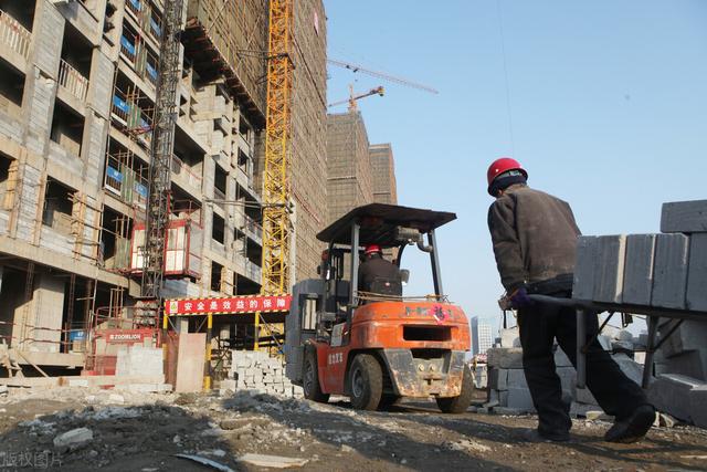 24岁外国美女爱上了45岁民工大叔;婚后坦言:跟着他睡工地也幸福