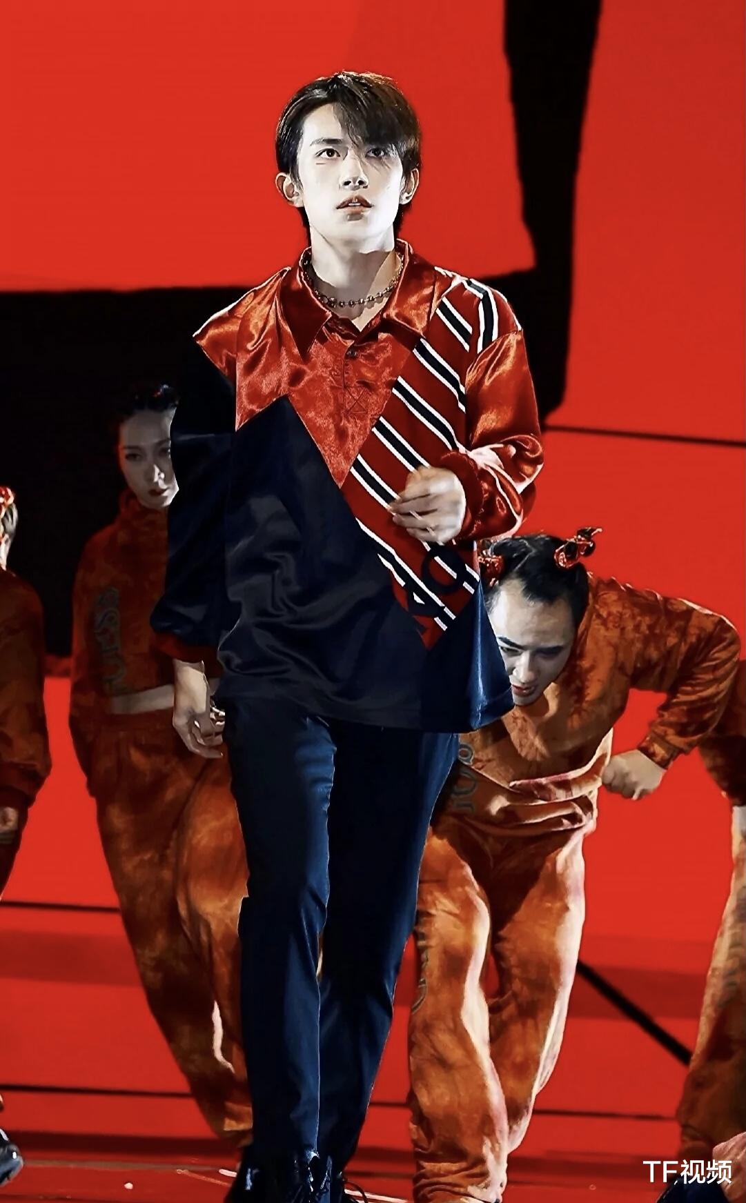 预告片|易烊千玺新歌视频预告来袭！他在脸上写“四字”，专属画风太幽默