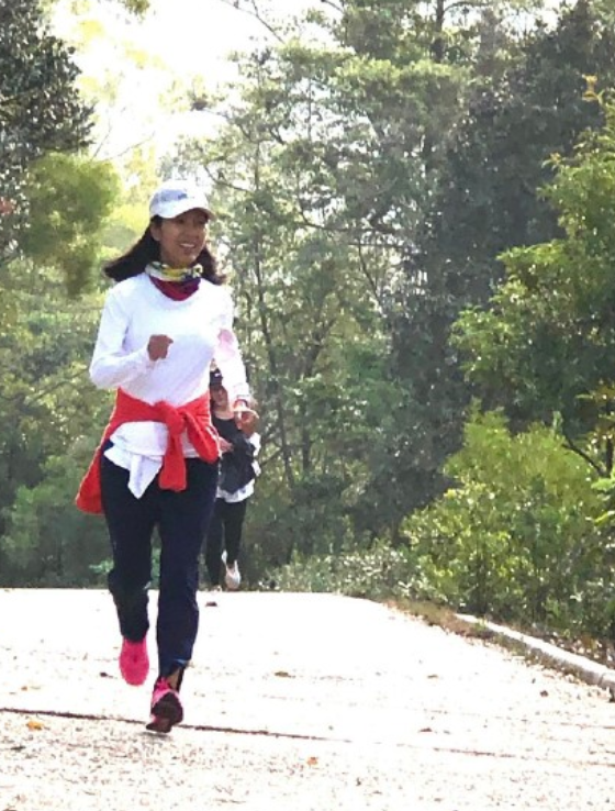 米雪|66岁米雪近照似少女，皮肤紧致大长腿吸睛，瘦到肩胛骨分明