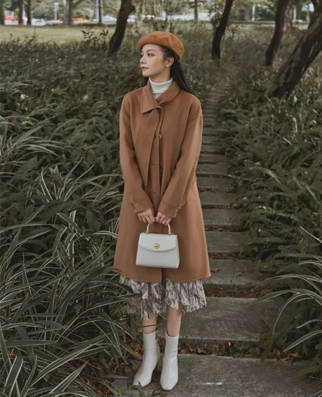 猫姐穿搭经 入冬后裙子别着急收,穿在大衣里面,优雅又减龄,适合40岁女人