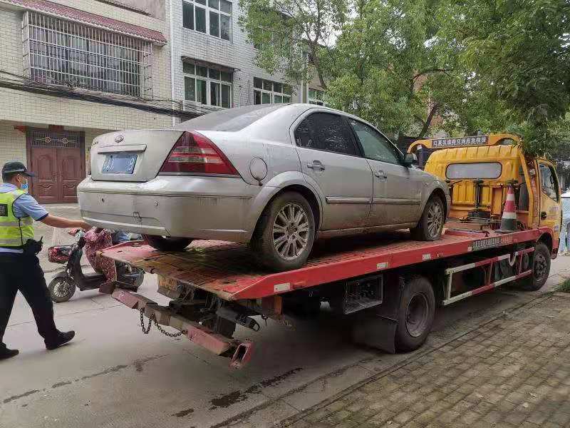 武汉交警 僵尸车、贩卖瓜果车……违停占道统统清理  交管部门全市拖车220台