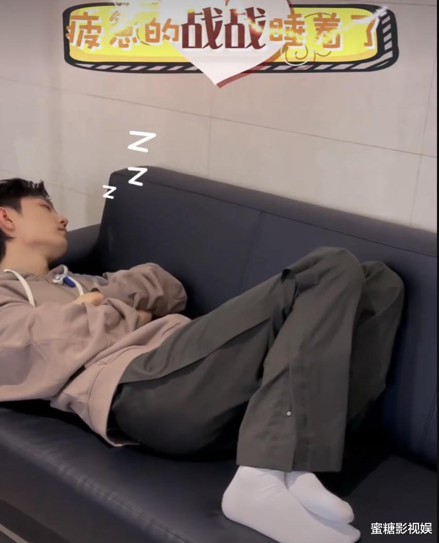 肖战|肖战睡觉曝光平坦腹部，工作人员2句话表白戳中粉丝心声：看哭了