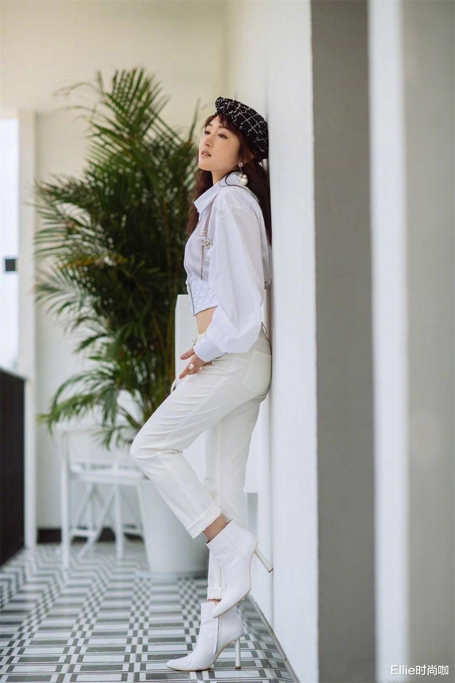 Ellie时尚咖|50岁杨钰莹爱上装嫩，穿连衣裙故意镂空，双手捧脸太可爱