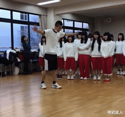 神武星人|“刚回家就看到老婆躺在床上，睡姿感觉不对劲，该不会被绿了吧？”哈哈哈