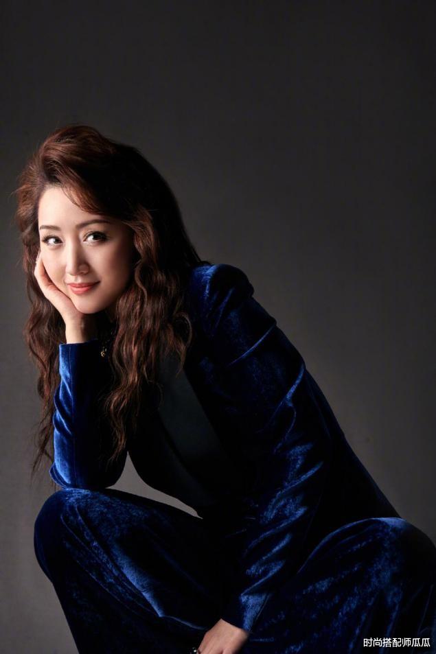 穿衣搭配|杨钰莹这次真不太美，“奶奶造型”压气质又沉闷，看着老十岁不止