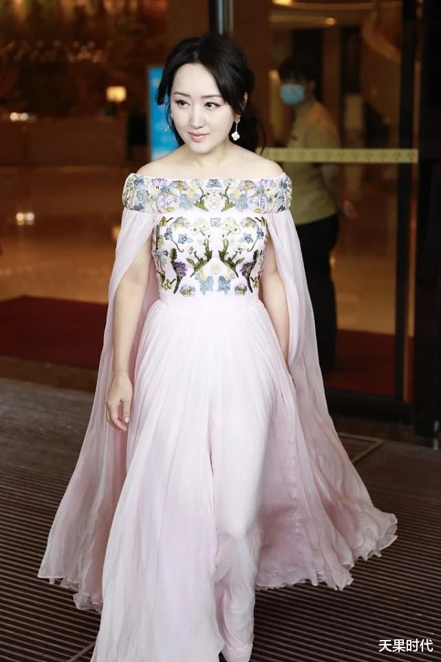天果时代 杨钰莹不愧是冻龄女神，穿淡粉色连衣裙温柔优雅，气质甜美又减龄