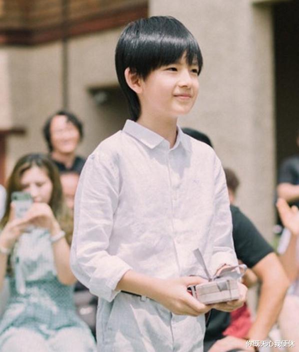 董洁|有种“遗传”叫董洁儿子，专挑父母优点长，11岁帅成校园剧男主角色