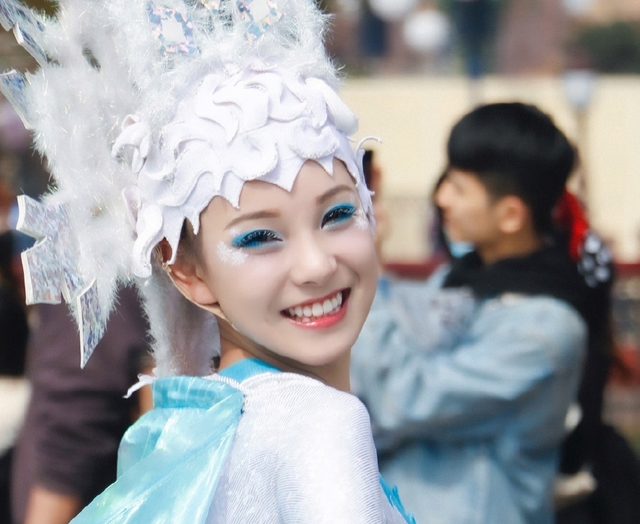 游乐场|曾是创造101热门选手，她淘汰后人气骤降，如今沦落到游乐场打工