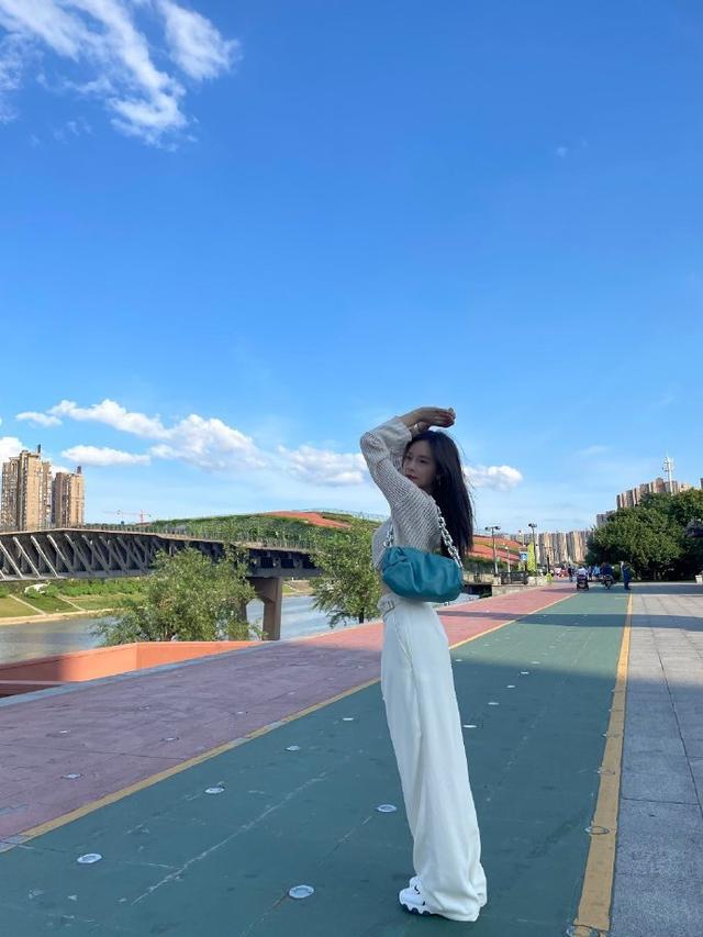 旗袍公馆|沈梦辰很会制造亮点，“上短下长”穿出好比例，金属包包链不重吗