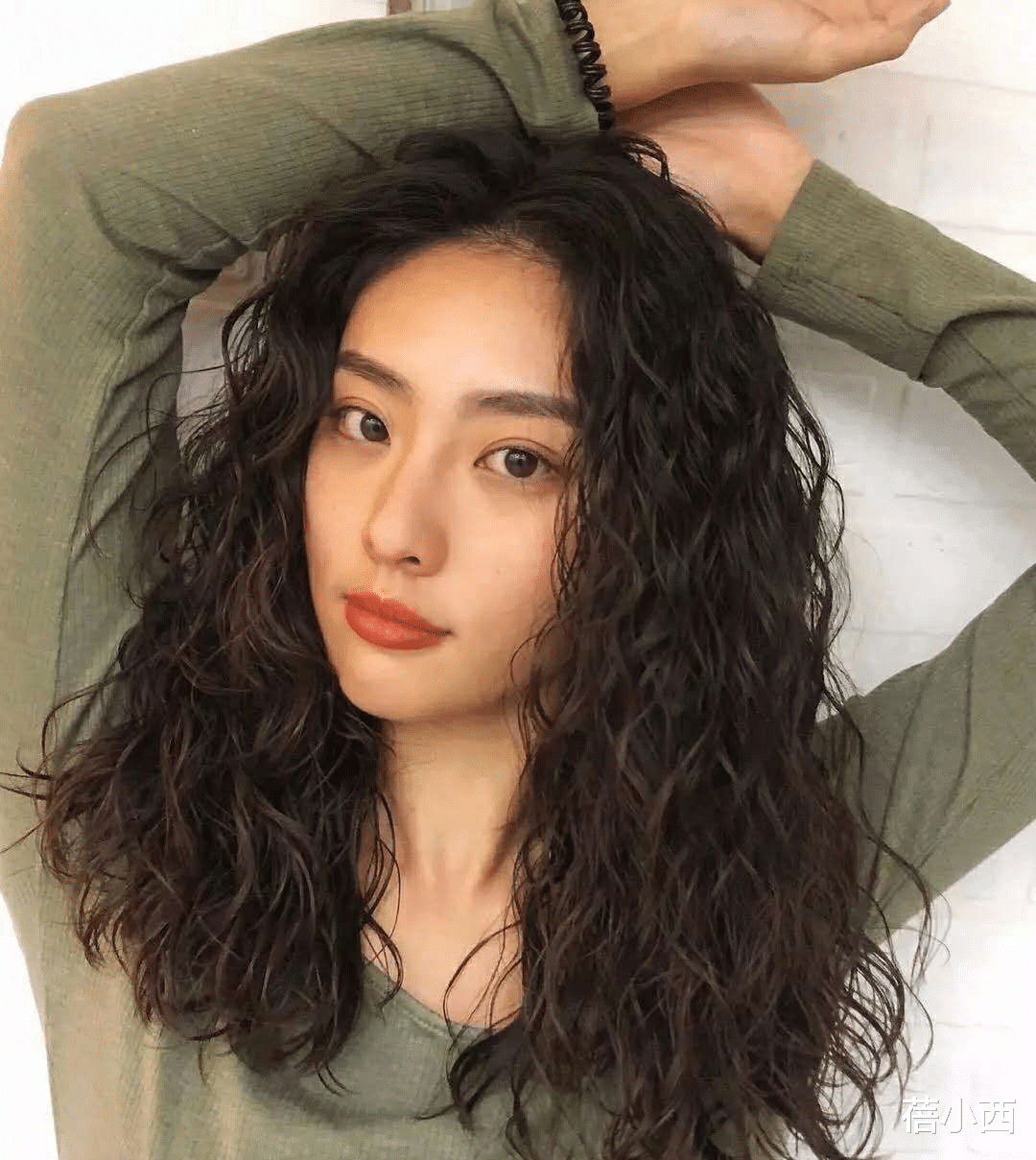 卷发 入秋打扮选对发型比长相重要，这3款卷发正流行，减龄还显脸小