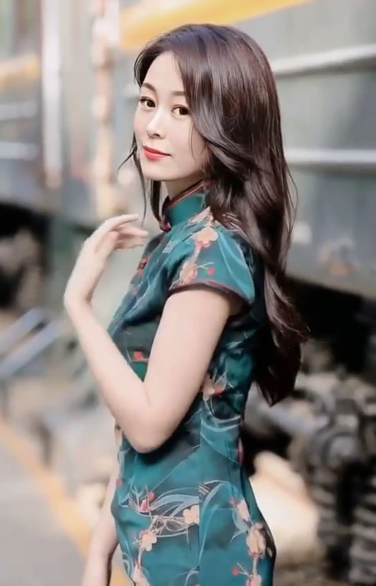 宋晓峰|宋晓峰老婆原来这么漂亮，颜值不输明星，穿旗袍曲线迷人气质出众