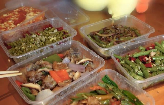 刘雨昕|终于找到刘雨昕不胖的原因，看到她餐盒旁放的东西，难怪光吃不胖