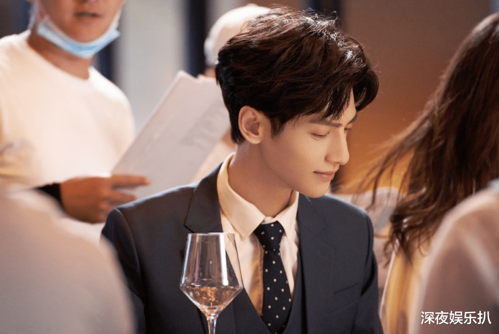 李柄熹|罗云熙佳作定档在即，《皓衣行》又传出新合照，热评诠释高情商