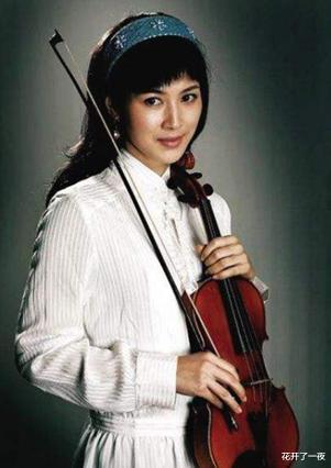 街拍|亮剑女神童蕾：从李云龙老婆到亿万富豪阔太，风光7年后负债1.4亿