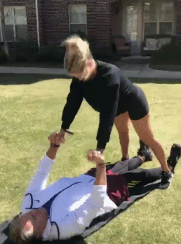 重症监护室|他曾把史泰龙打进ICU，63岁一身肌肉，如今迎娶24岁娇妻