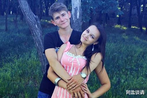 阿盐谈请|为了不伺候儿媳坐月子，婆婆逼儿子带她旅游，归来后孙女已有新爹